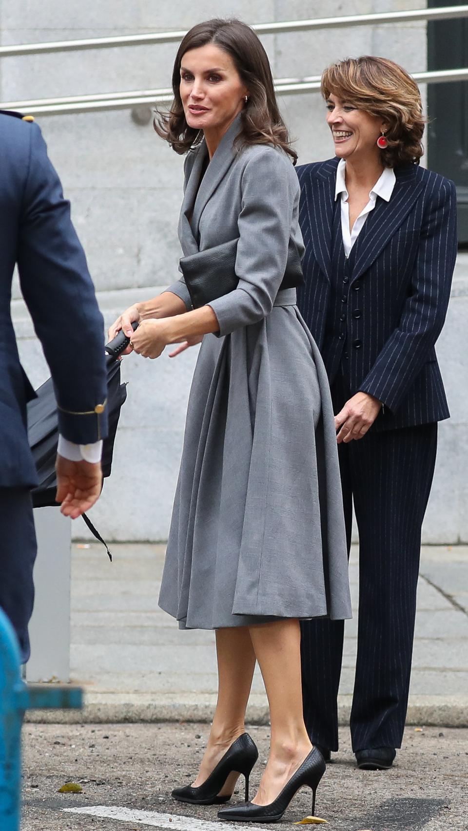 Letizia ha vuelto a apostar por uno de sus vestidos 'comodín'.