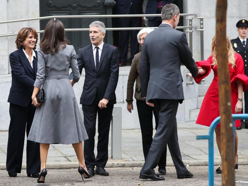 Detalle del vestido de la Reina por detrás al saludar a los ministros Dolores Delgado y Grande Marlaska.