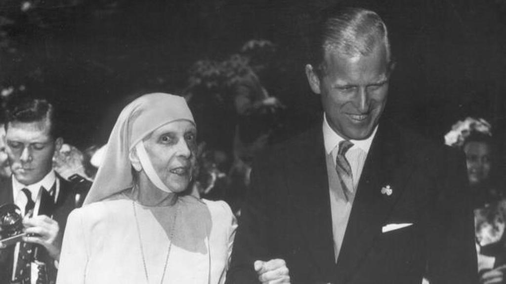 El Príncipe Felipe de Edimburgo con su madre la Princesa Alicia de Grecia.