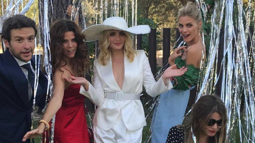 Miriam Giovanelli, de traje en el día de su boda rodeada de famosos compañeros de profesión.