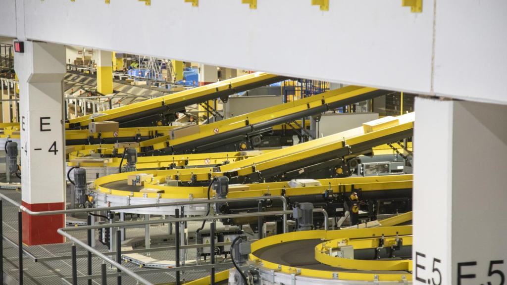 Cintas transportadoras de paquetes del centro logístico de Amazon.