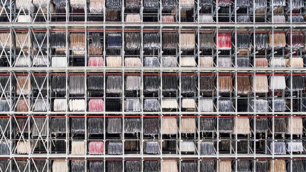 Silo de ropa colgada en el centro logístico de Mango.