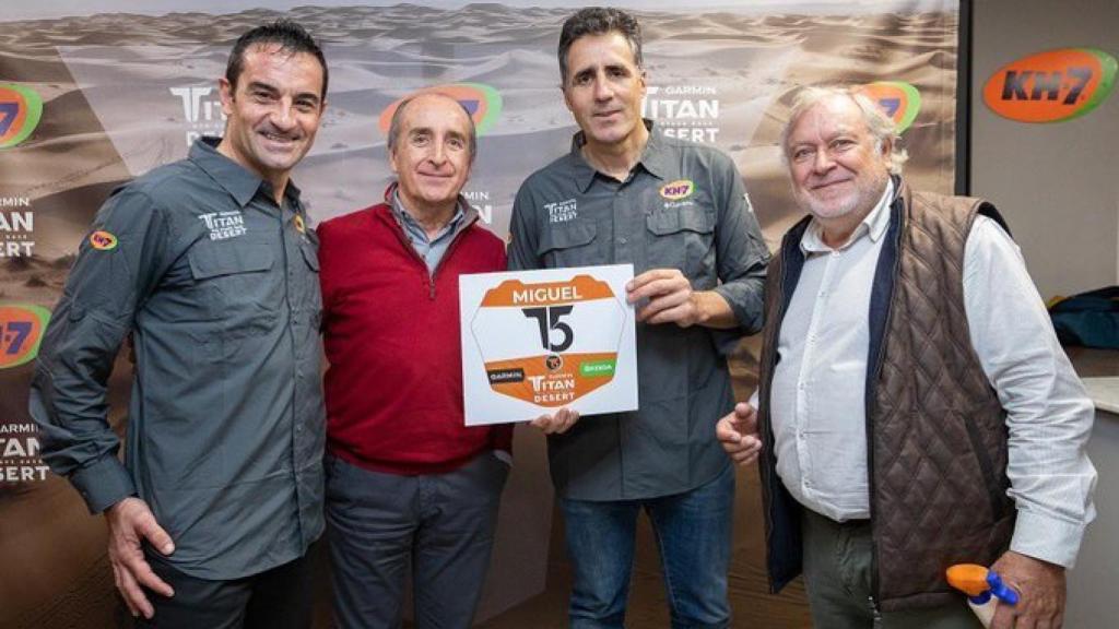Mauri e Indurain con el dorsal que el ciclista lucirá en la Titan Desert 2020