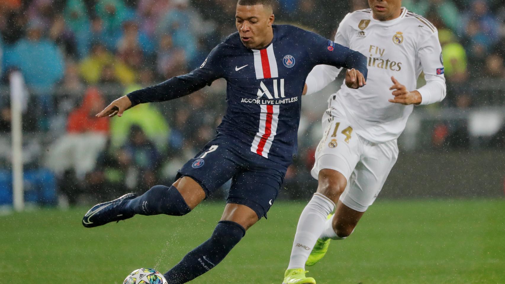 Casemiro persigue a Kylian Mbappe