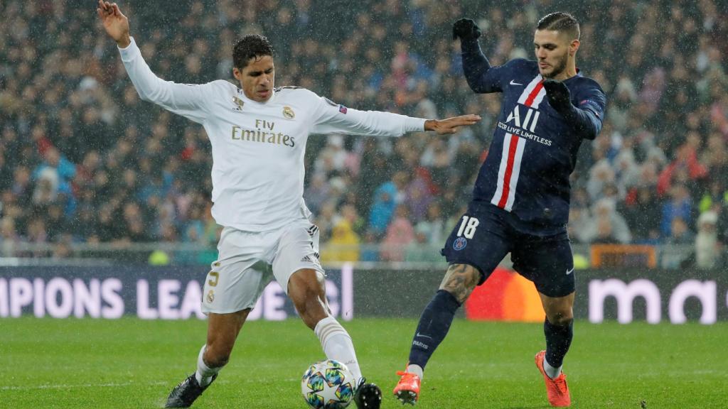 Raphael Varane se adelanta a Mauro Icardi y le roba el balón
