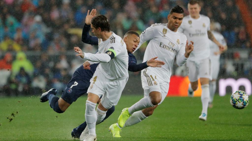 Sergio Ramos corta una contra de Mbappe