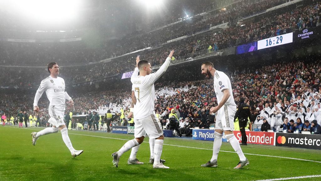 Karim Benzema celebra el primer gol del Real Madrid al PSG en el Santiago Bernabéu