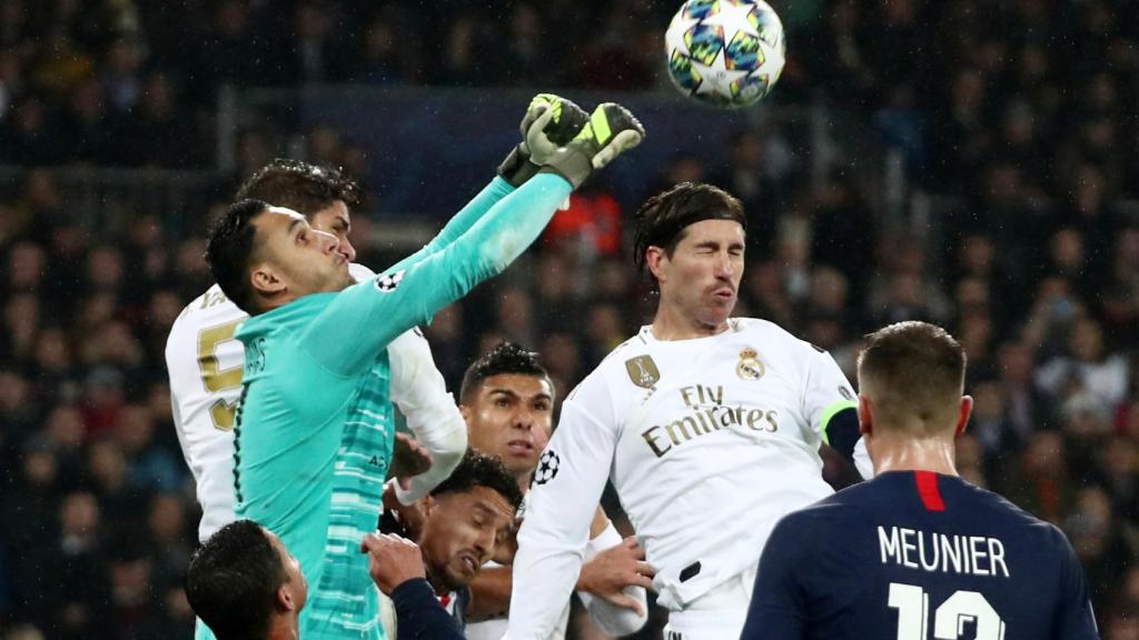 Varane, Sergio Ramos y Keylor Navas pelean por un balón aéreo