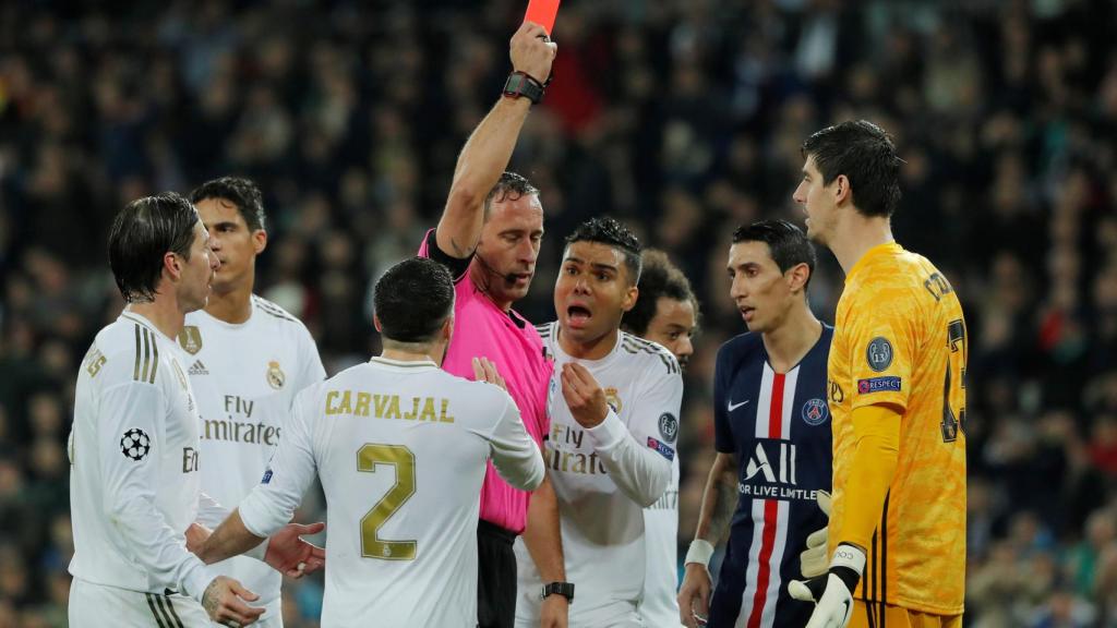 Artur Dias expulsa a Courtois, aunque después el VAR le quita la roja