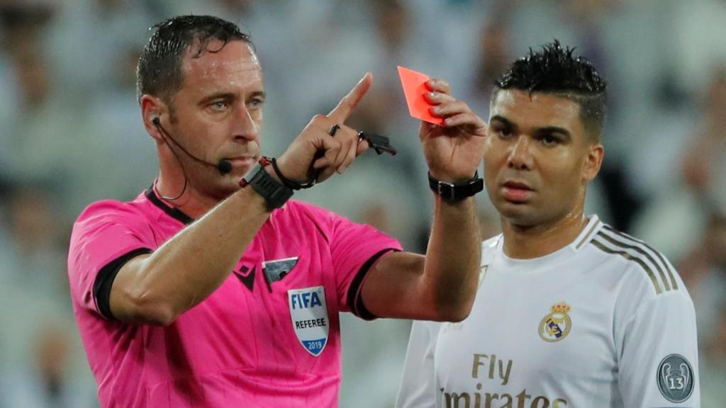 Artur Dias, tras consultar el VAR, anula la tarjeta roja a Courtois