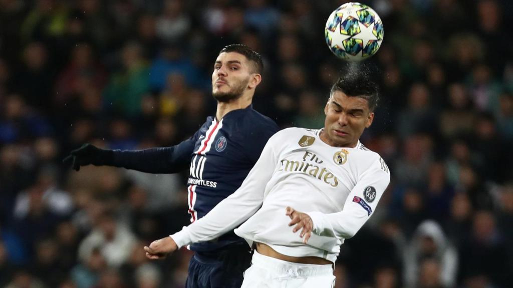 Casemiro e Icardi pelean por un balón
