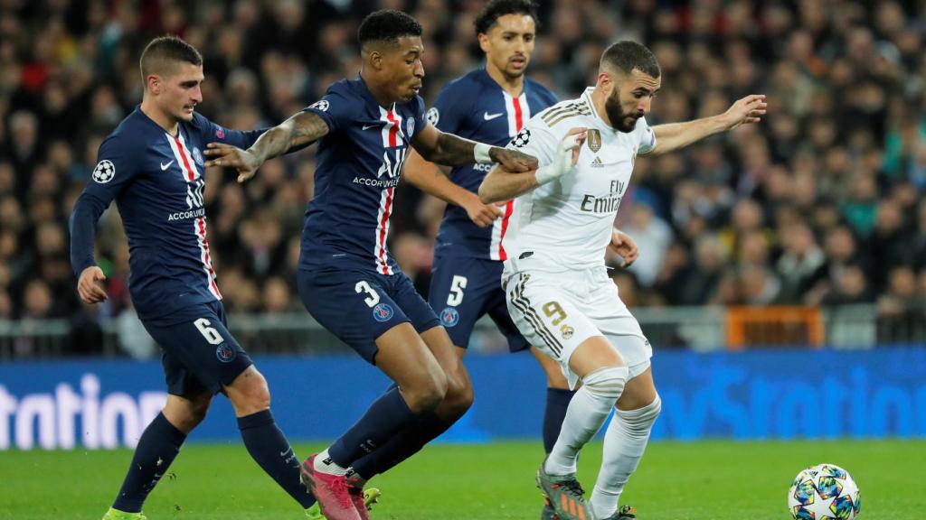 Karim Benzema se adelanta a dos jugadores del PSG para disparar a portería