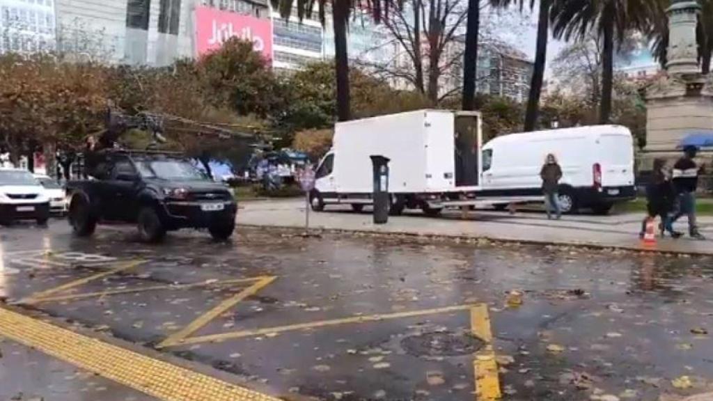 Netflix rueda su nueva serie en los Jardines de A Coruña en medio del temporal