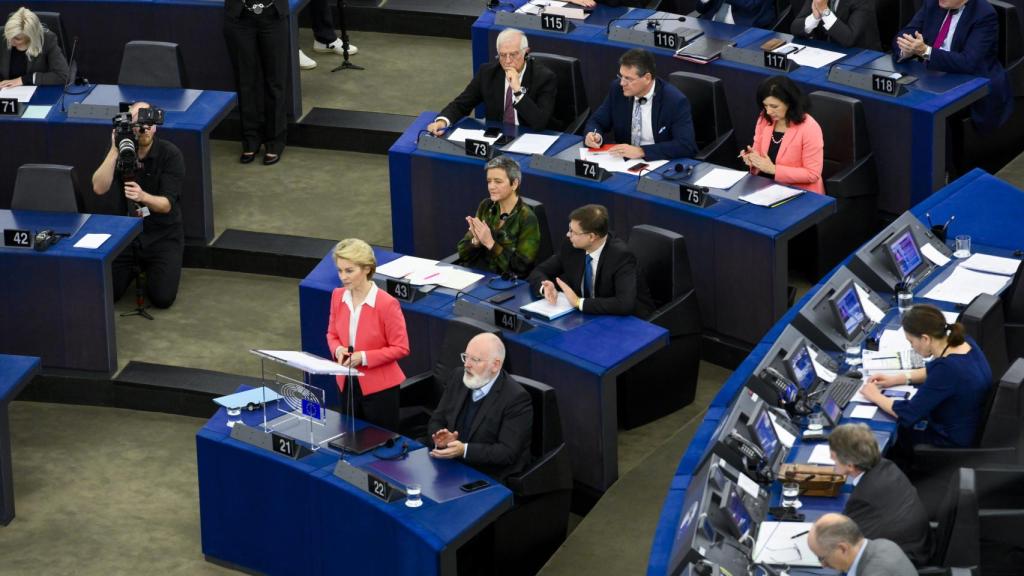 El equipo de comisarios de Von der Leyen, con Borrell en tercera fila