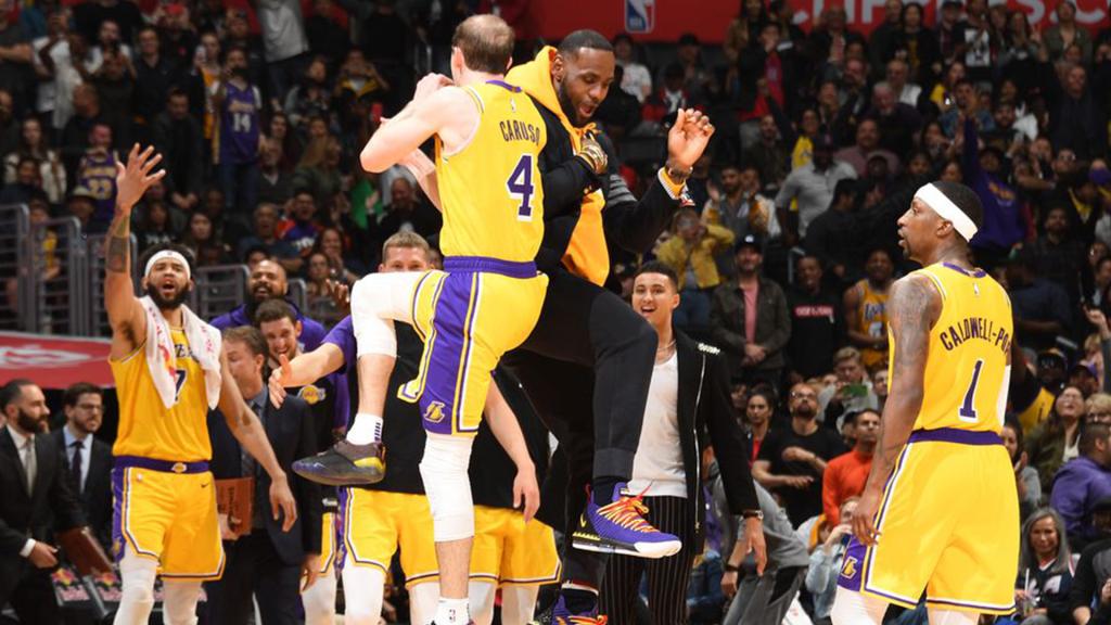 Alex Caruso y LeBron James