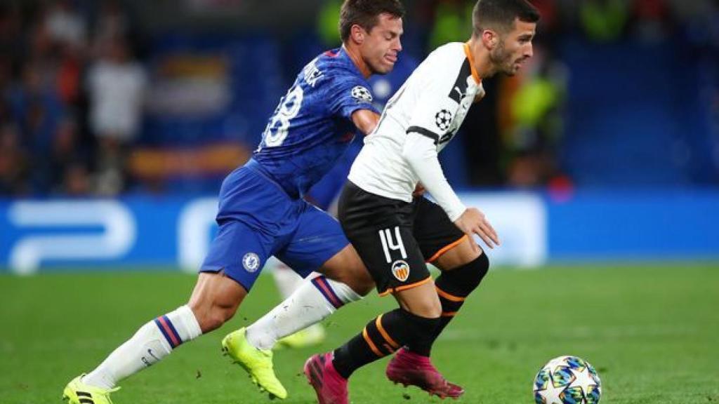 Gayá y Azpilicueta pugnan por un balón