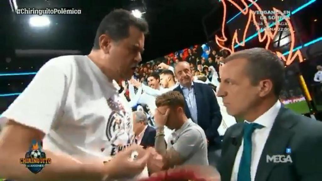 La imagen más viral: Roncero se deja la garganta cantando el himno del Madrid a Cristóbal Soria