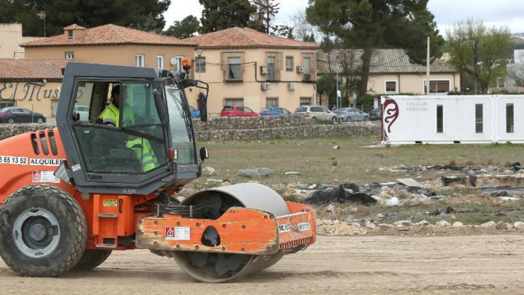 Una máquina trabaja en la zona de Vega Baja. Imagen de archivo.