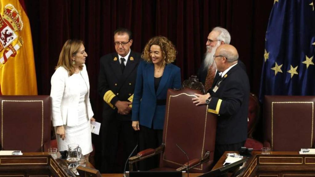 Meritxell Batet asume la presidencia del Congreso de esta XIII Legislatura, junto a Ana Pastor, su antecesora y en ese momento vicepresidenta tercera de la Cámara.