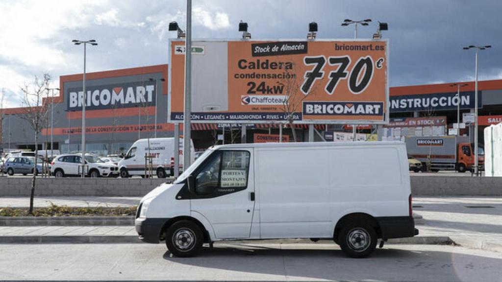 Una furgoneta blanca frente al Bricomart de Alcorcón.
