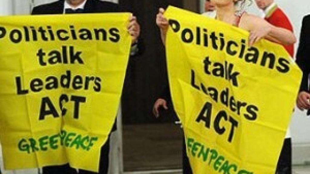 López de Uralde en la protesta que llevó a su detención.