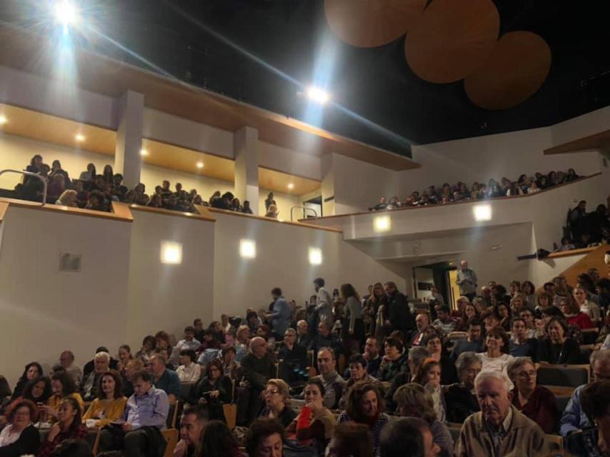 Imagen que demuestra que el auditorio se encontraba con el aforo lleno.