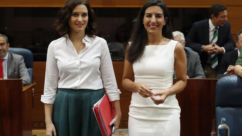 La presidenta de la Comunidad de Madrid, Isabel Díaz Ayuso, junto a la portavoz de Vox en la Asamblea, Rocío Monasterio.