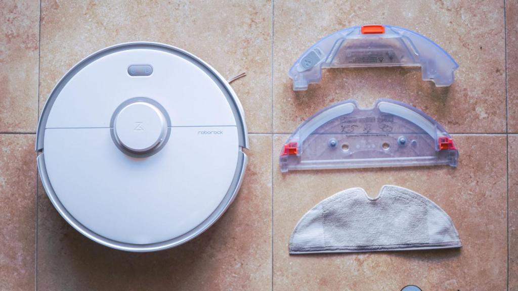Roborock S5 Max con su depósito de agua y la mopa de fregado.