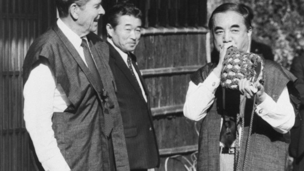 Imagen de archivo de Nakasone junto a Ronald Reagan.