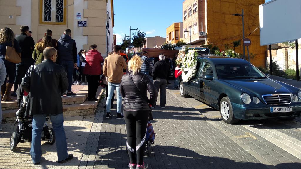 Los vecinos de Alcantarilla se movilizaron para dar su último adiós a 'Ferny' en la misa que se celebró en la iglesia de Campoamor.