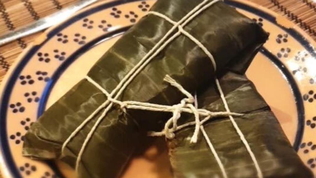 Así quedan las hallacas una vez enrolladas y expuestas en el plato.