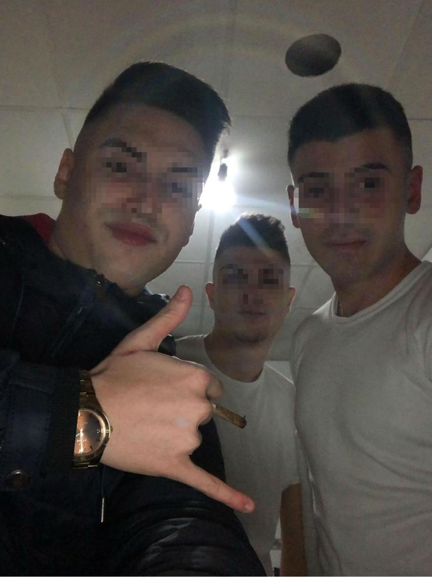 Fernando (fallecido en el accidente de tráfico), Fran y José haciéndose un selfie horas antes del trágico accidente ocurrido en Murcia.