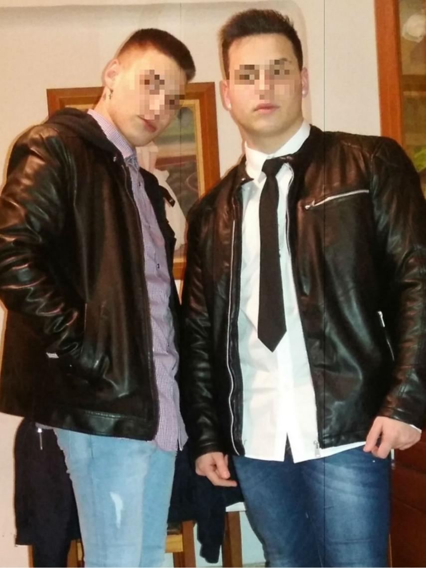 Fernando, el joven fallecido en el Seat Ibiza, junto a su mejor amigo, Manu, en una de sus salidas de fin de semana.