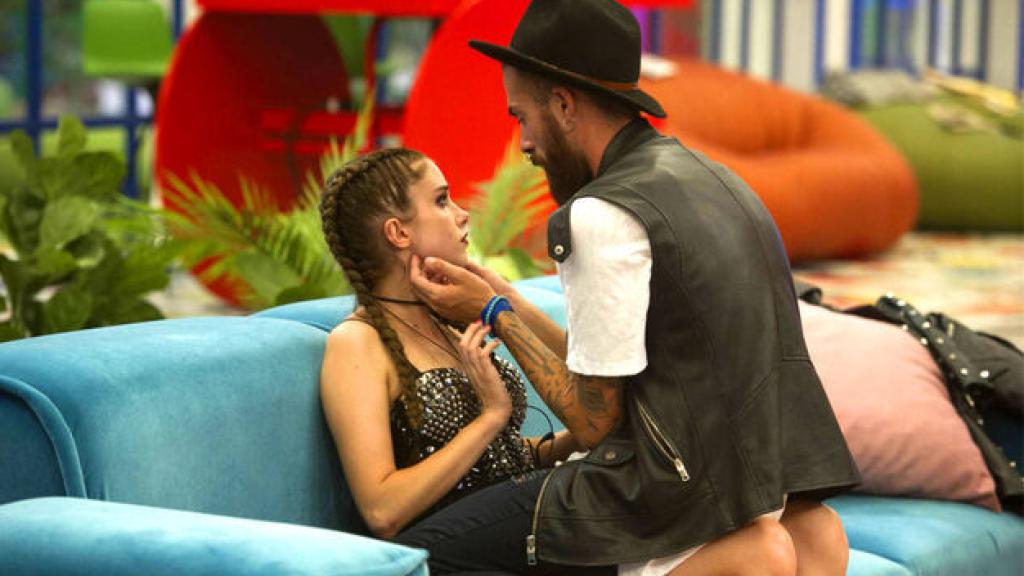 Carlota y José María en la casa de 'GH Revolution'.