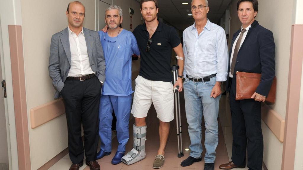 Los doctores Díez y Olmos, del Real Madrid, en los extremos, junto a Ripoll y De Prado, al que Xabi Alonso pasa la mano por el hombro.