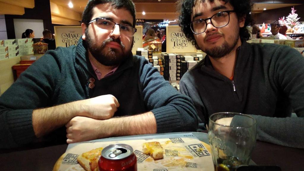 Nacho y Daniel, asiduos al 'mercaurante' de El Corte Inglés.