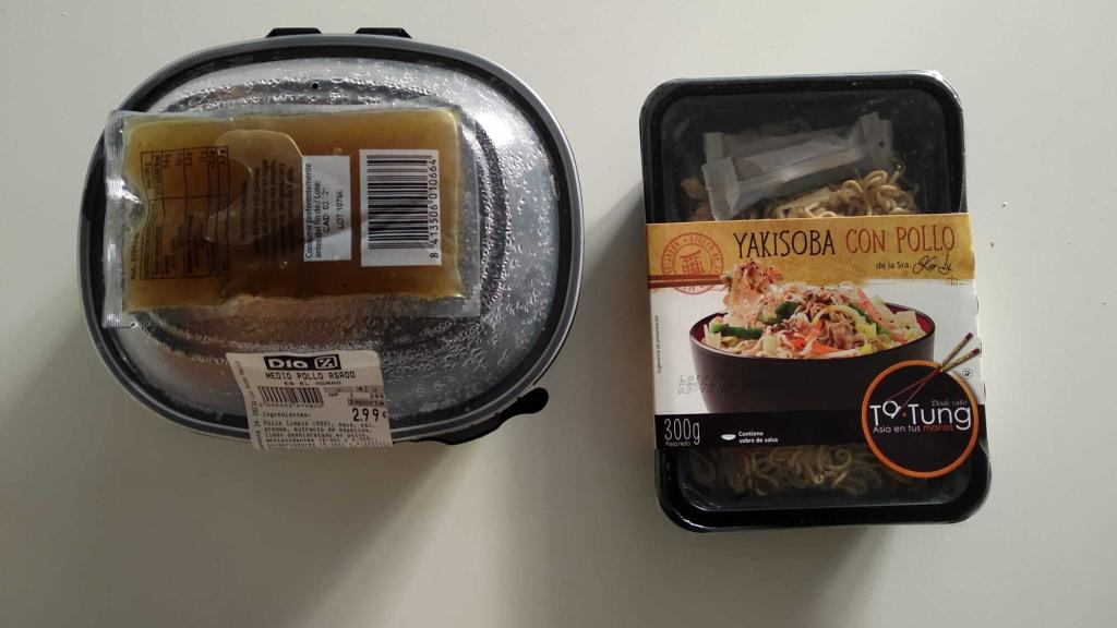 Pollo, salsa de pollo encima del recipiente y noodles.