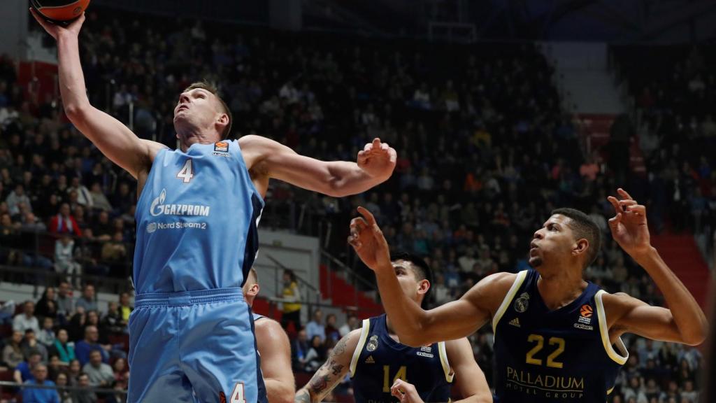 Iverson intenta anotar contra Tavares en el duelo de Euroliga entre Zenit y Real Madrid