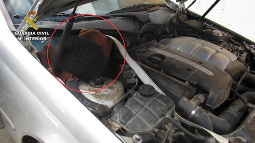 Intervención de la Guardia Civil para liberar a dos personas en el paso fronterizo de Melilla.