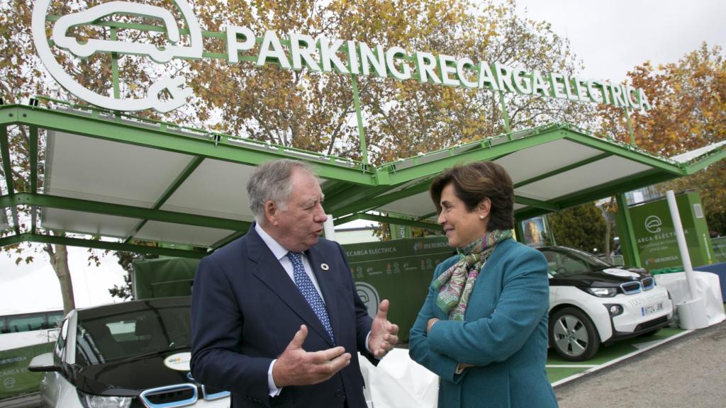 La consejera delegada de Iberdrola España, Ángeles Santamaría; y el presidente del Comité Ejecutivo de IFEMA, Clemente González Soler.