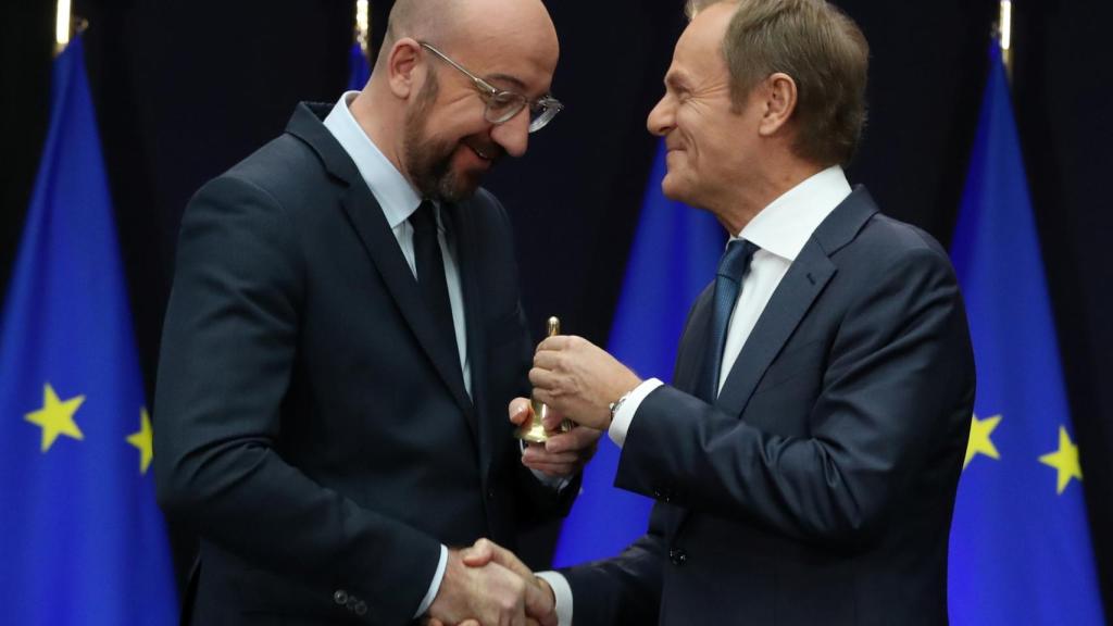 Donald Tusk cede a Charles Michel la campana que usa para poner orden en las cumbres de la UE