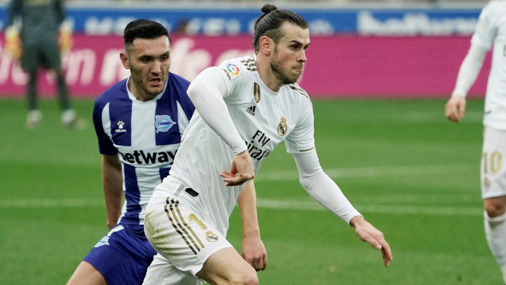 Gareth Bale presionado por Lucas Perez