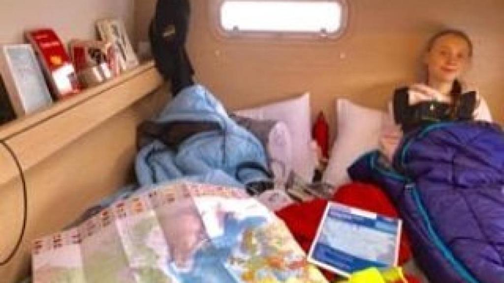 Greta Thunberg en su camarote del catamarán en el que viaja hacia la COP25.