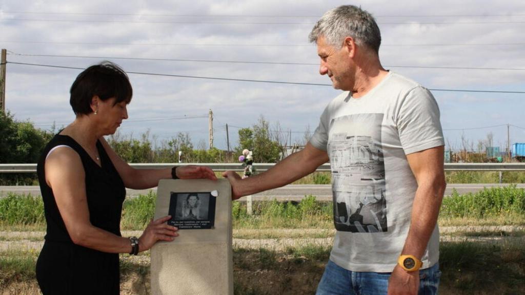 Eli y Carlos en el altar de Marta, en el kilómetro 84 de la N-240.