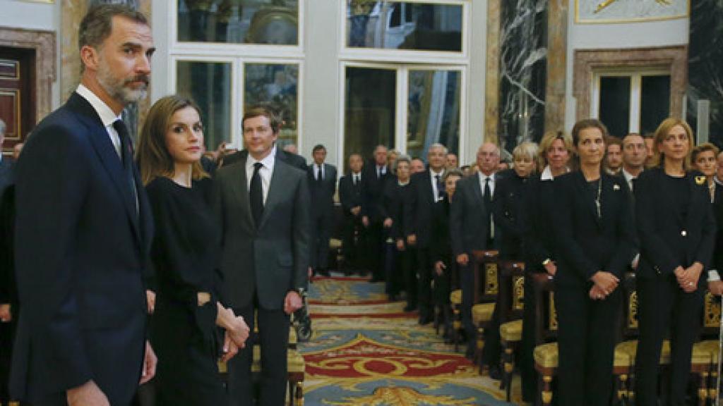 Las infantas Elena y Cristina mirando fijamente a la reina Letizia en el funeral de Alicia de Borbón y Parma.