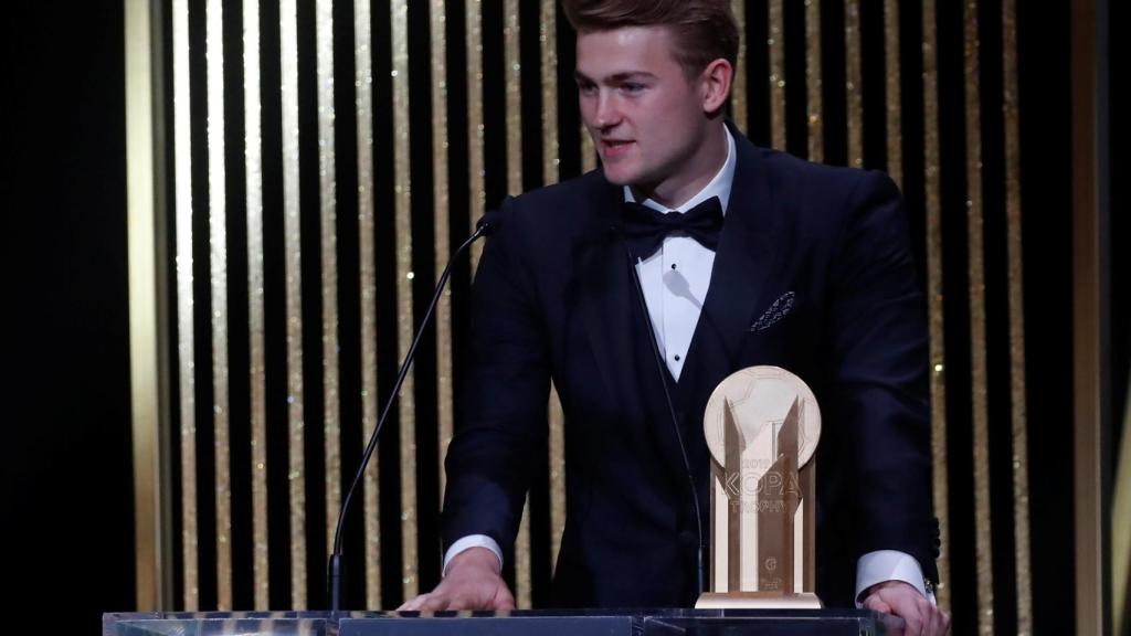 Matthijs de Ligt, con el premio Kopa 2019