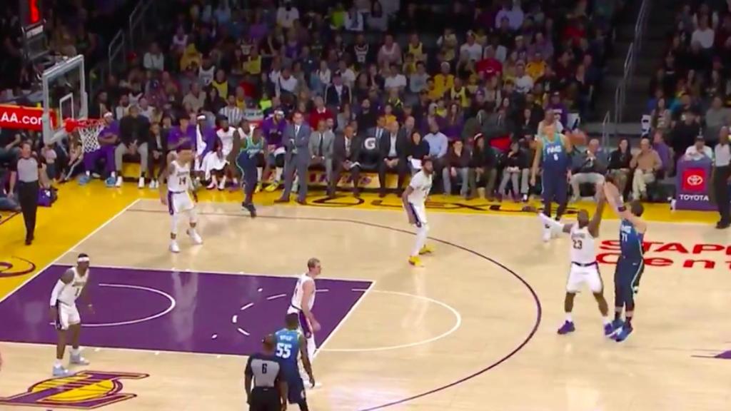 Doncic ya es un icono de la NBA: triple en la cara de LeBron para dejar mudo al Staples Center