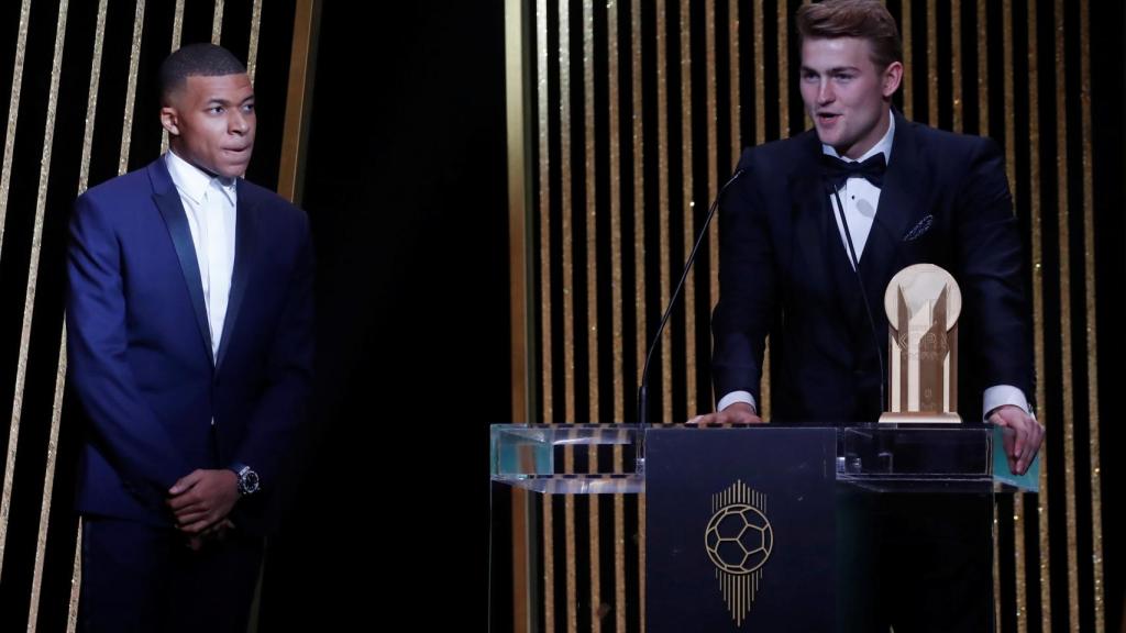 Kylian Mbappe entrega a  Matthijs de Ligt el premio Kopa 2019