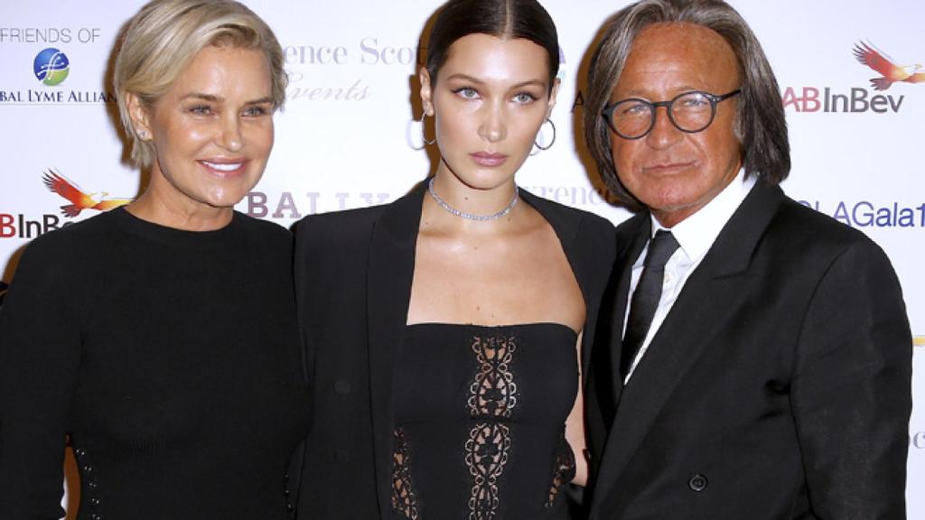 Mohamed Hadid, junto a su hija Bella y su ex mujer, Yolanda.