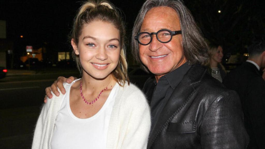 Mohamed, junto a Gigi Hadid, su hija pequeña.